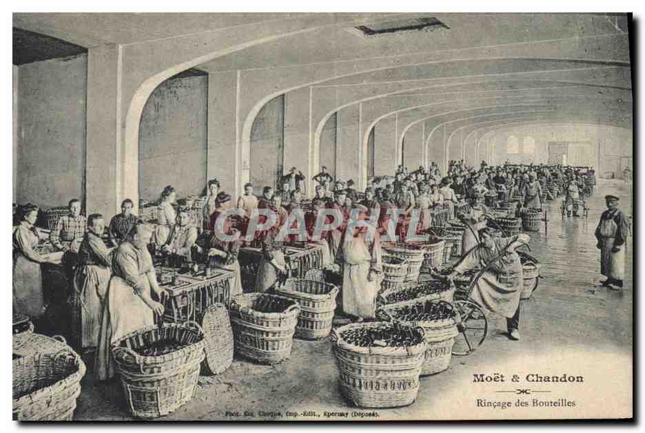 CPA Folklore Vin Vendange Champagne Moet & Chandon Rincage des bouteilles