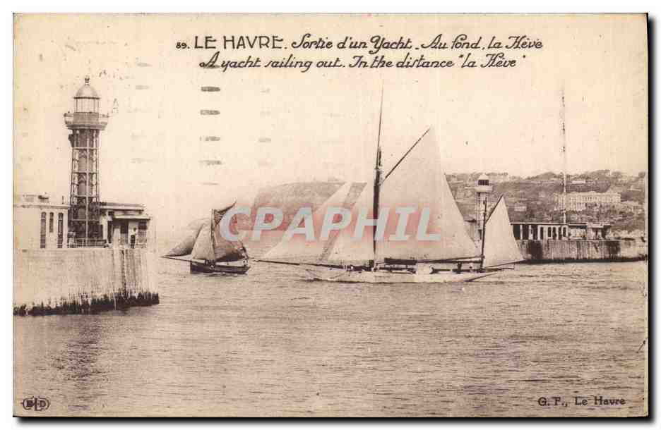 CPA Phare Le Havre Sortie d'un yacht Au fond la Heve 
