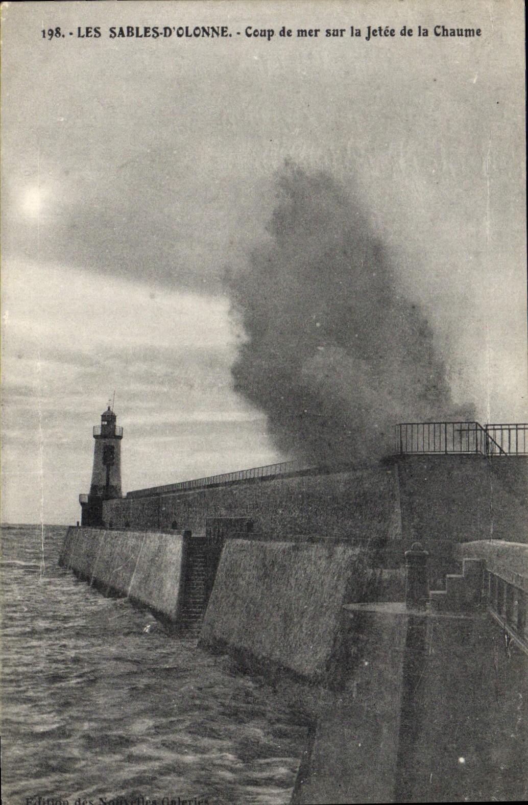 CPA Phare Les Sables d'Olonne Coup de mer sur la jetee de la Chaume 