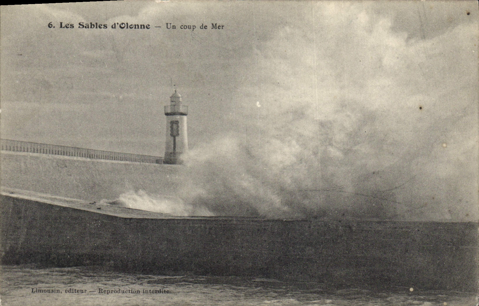 CPA Phare Les Sables d'Olonne Un coup de mer 