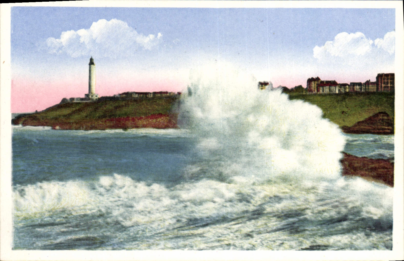 CPA Phare Biarritz Effet de vagues Dans le fond le phare 
