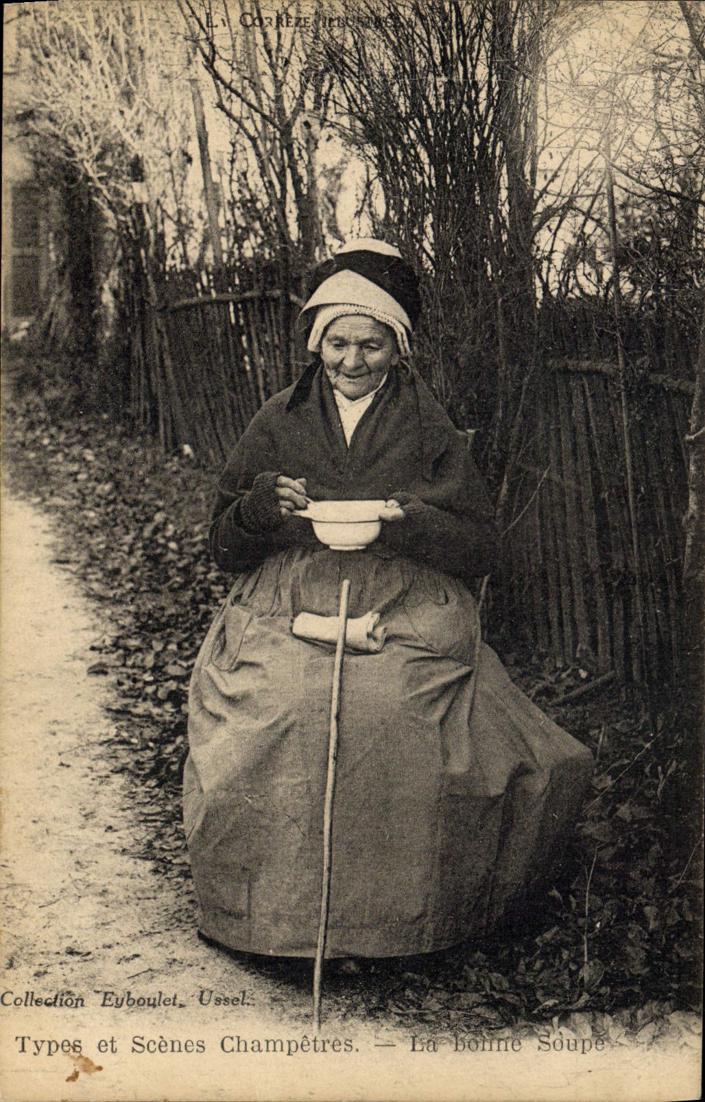 CPA Folklore La bonne soupe Femme