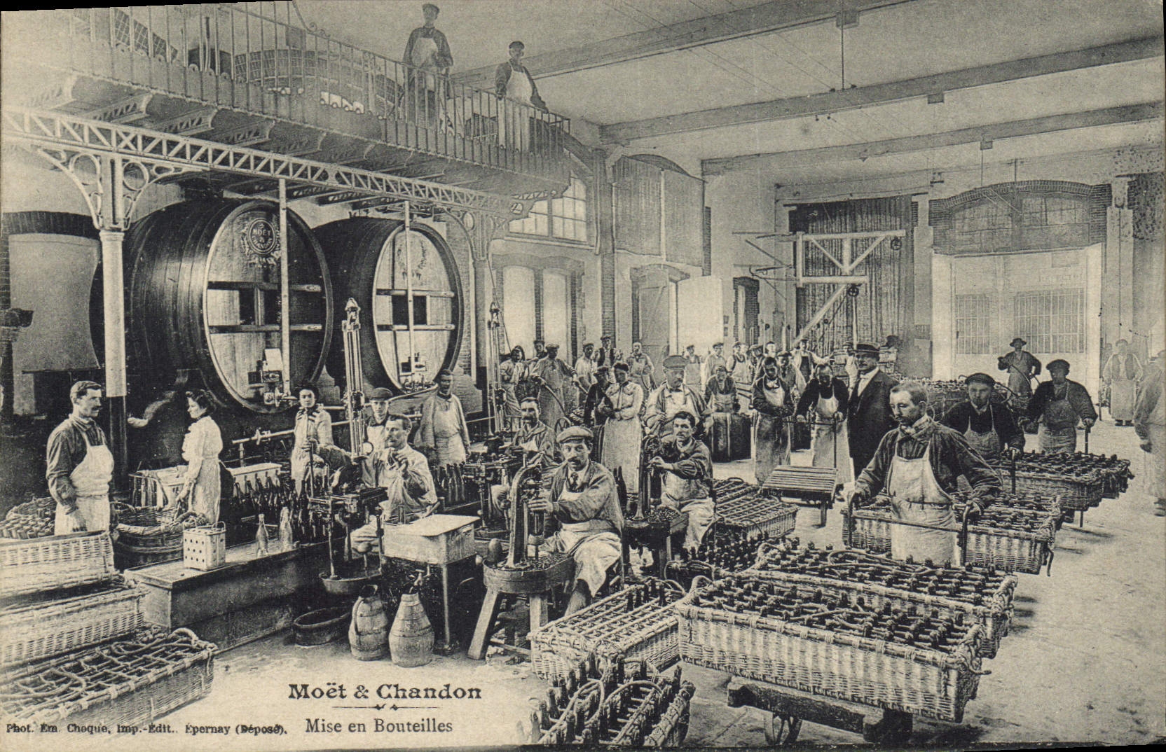 Moët & Chandon — Mise en Bouteilles — Phot. Em. Choque, Imp. Epernay (Réposé)