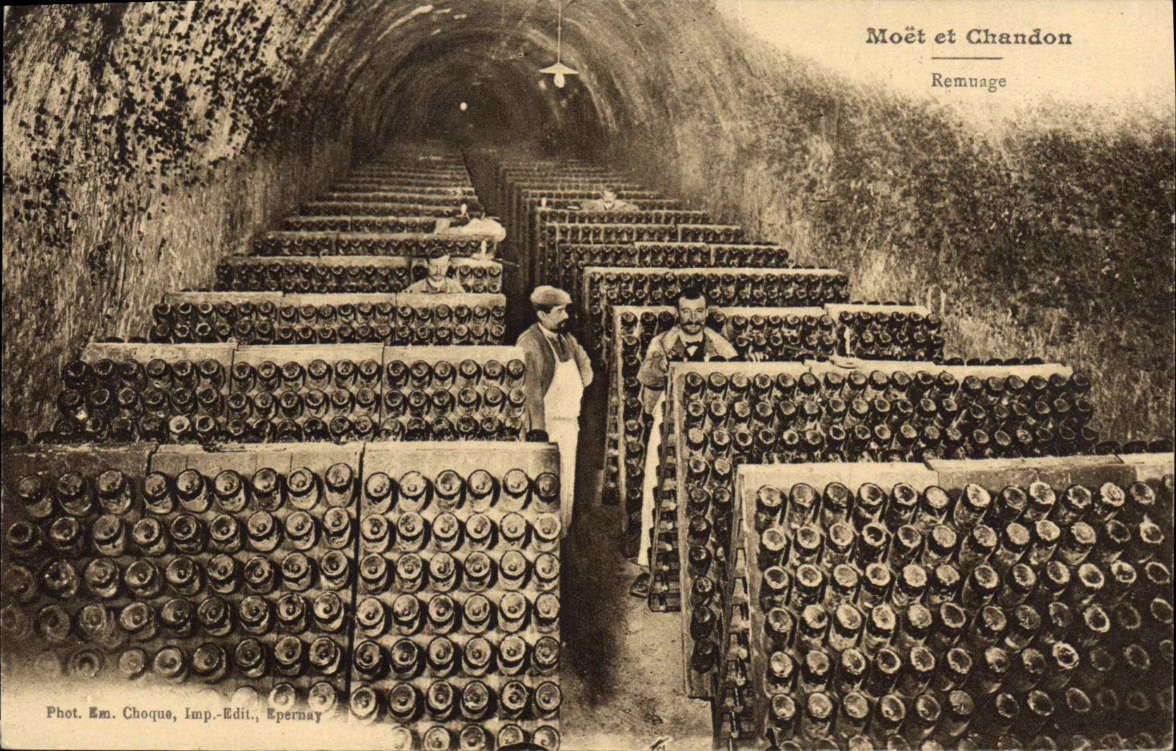Moët et Chandon — Remuage — Fot. Em. Choque, Imp.-Edit., Epernay