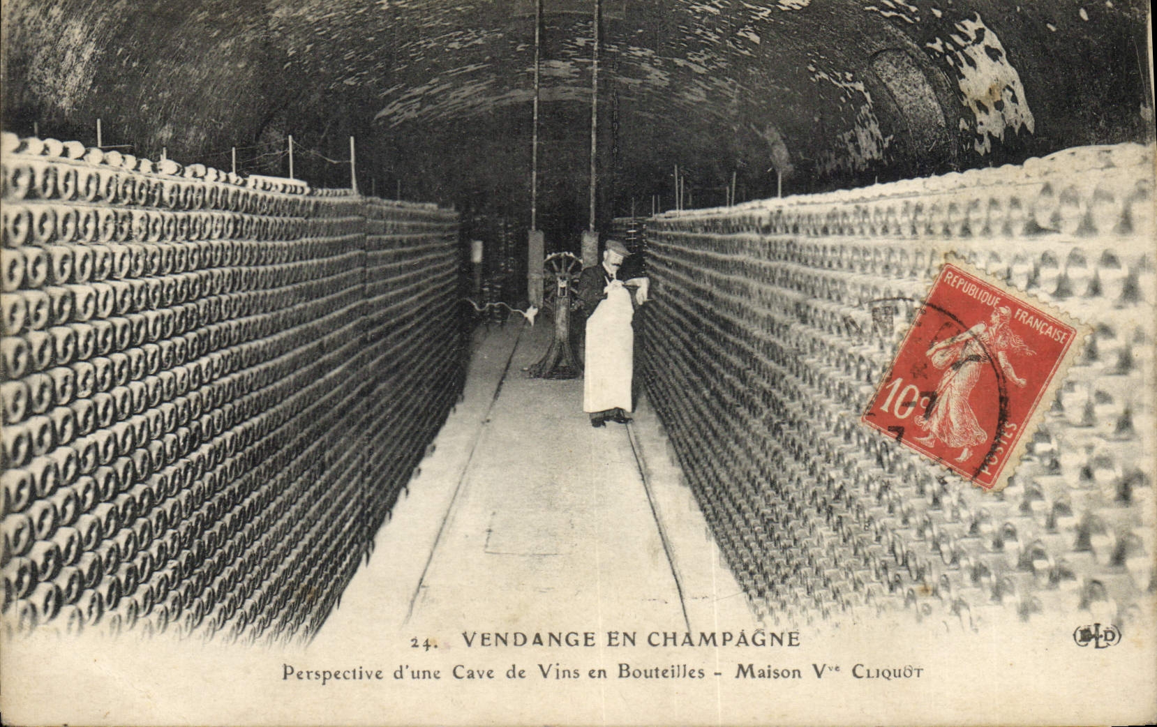 Vendange en Champagne — Perspective d'une Cave de Vins en Bouteilles — Maison Vve Cliquot