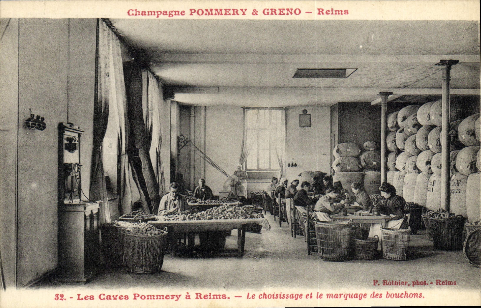Les Caves Pommery à Reims — Le choisisage et le marquage des bouchons — P. Rolt nier, phot. Reims
