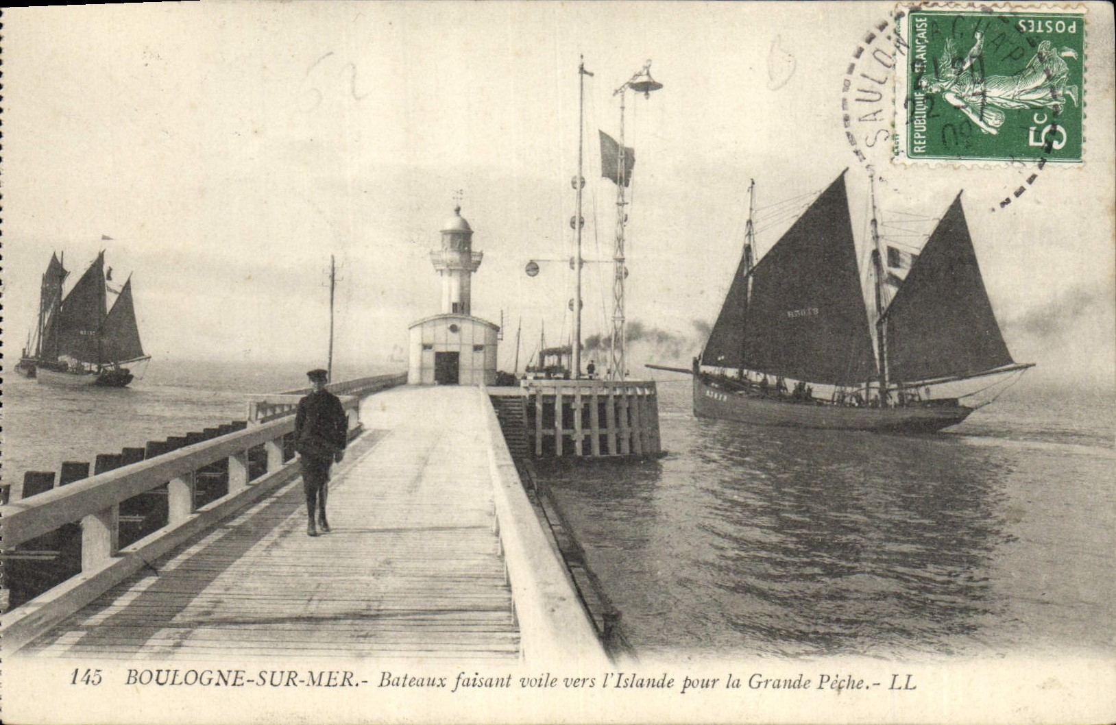 CPA Phare Boulogne sur Mer Bateaux faisant voile vers l'Islande pour la grande peche Bateaux a voile