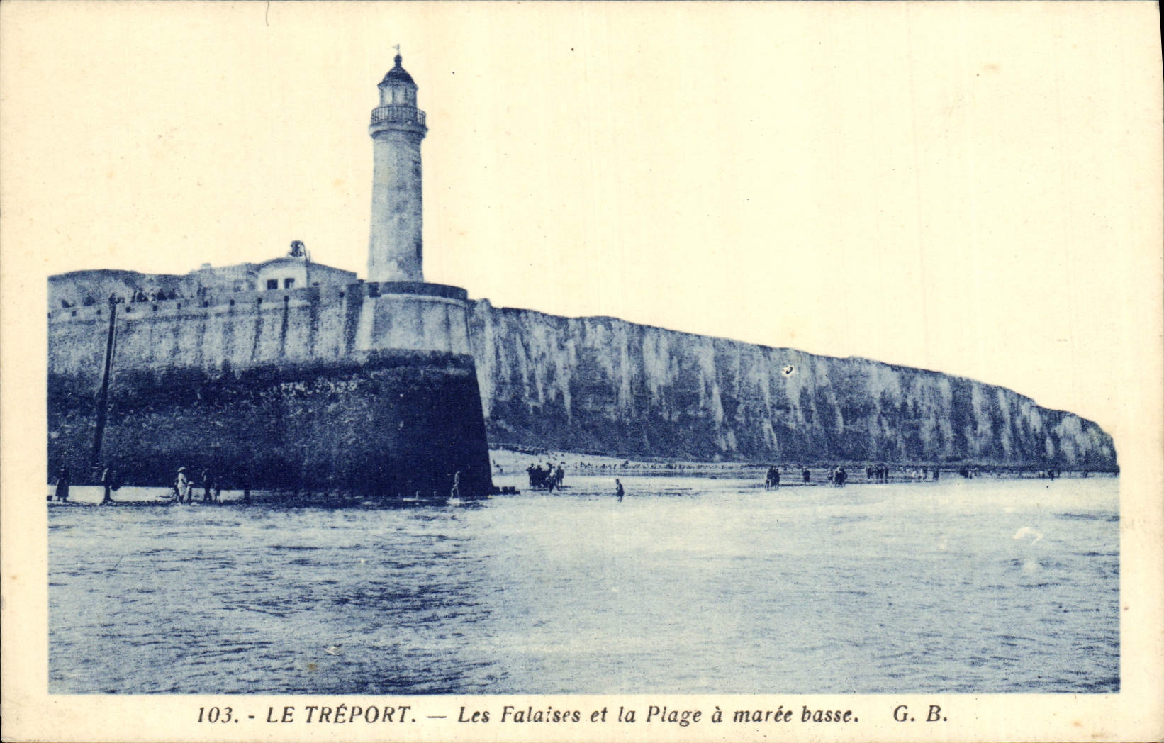 CPA Phare Le Treport Les falaises et la plage a maree basse