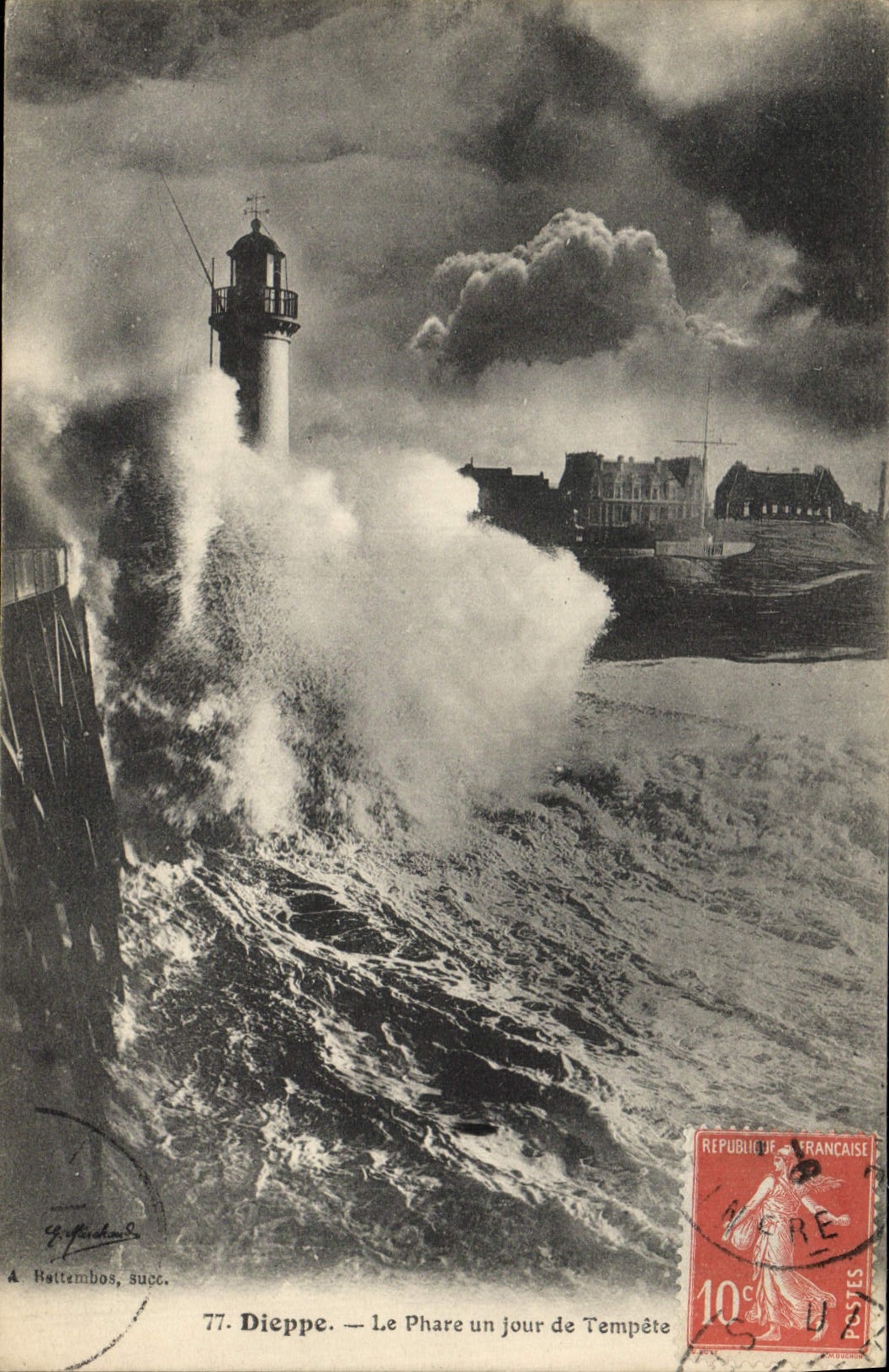 CPA Phare un jour de tempete Dieppe