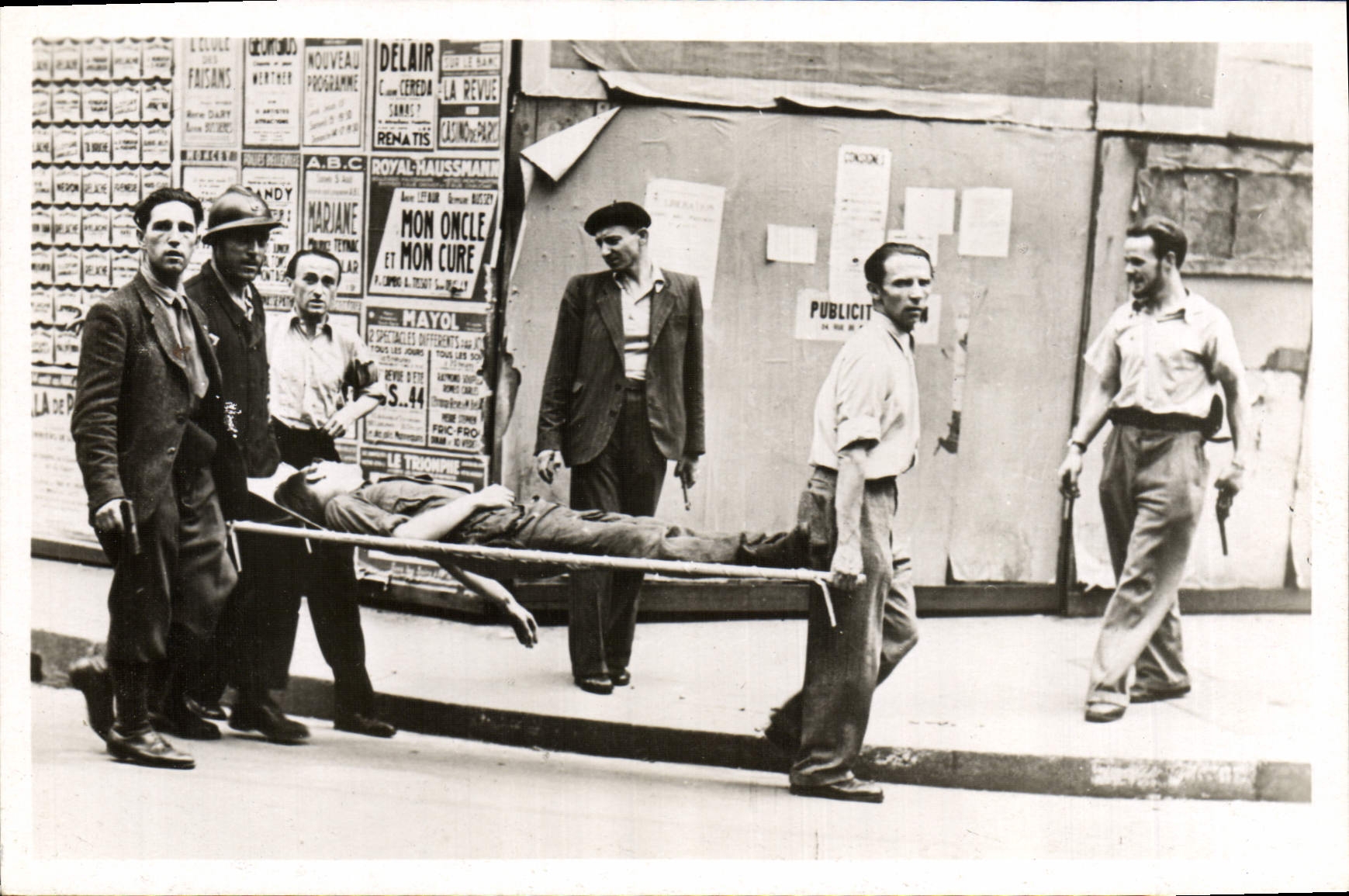 Transport d'un blessé pendant l'insurrection — Libération de Paris, Série 2, Éditions S.T.L., Issy-Paris