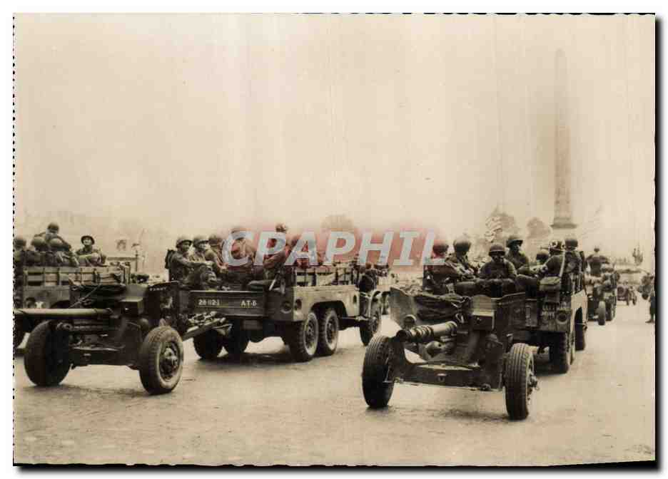 CPM Militaria L'artillerie americaine Place de la Concorde Paris Tour Eiffel
