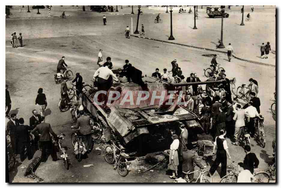 CPM Militaria Char allemand detruit Place de la Concorde Paris Tank