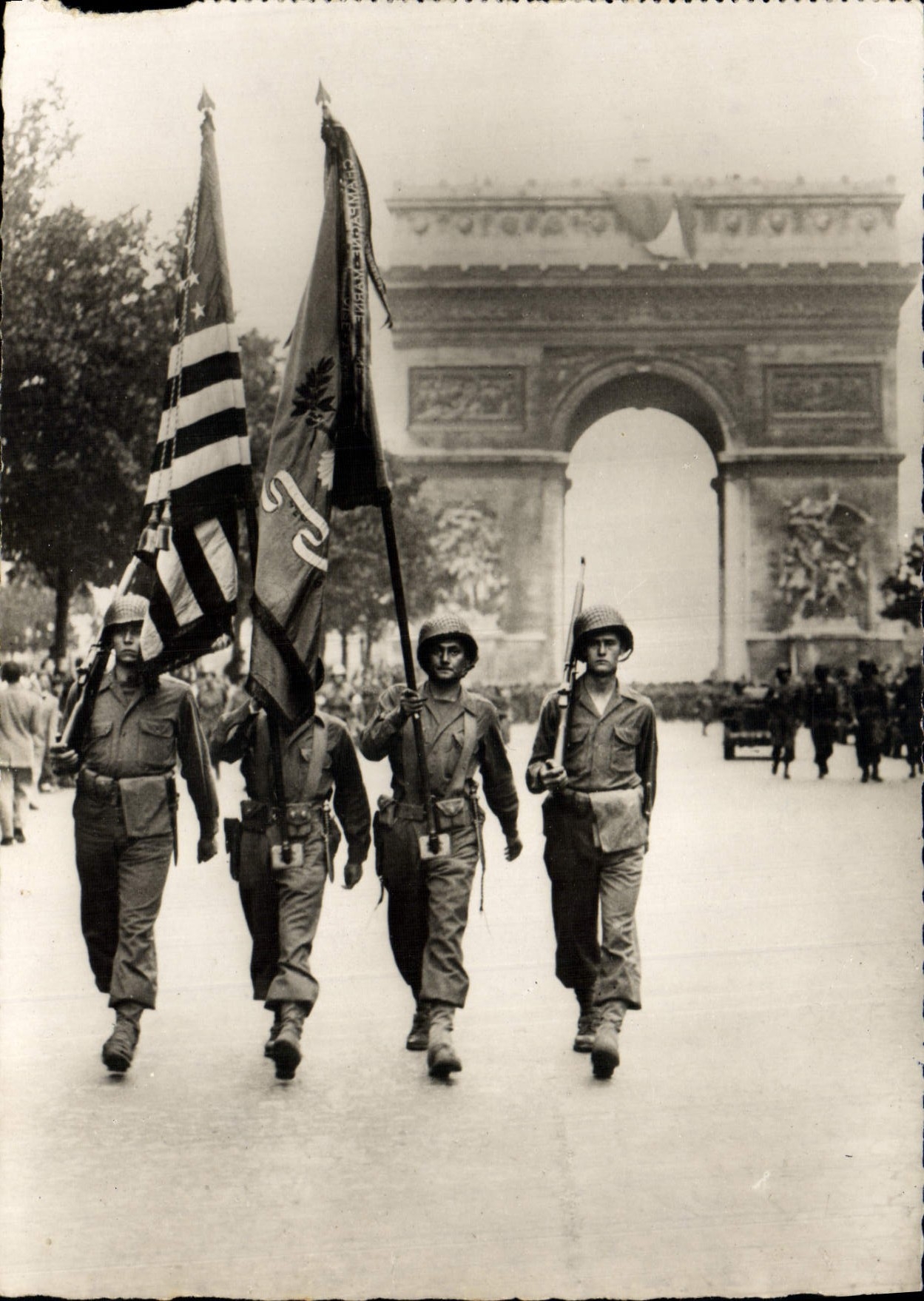 CPM Militaria Paris Defile des drapeaux americains aux Champs Elysees