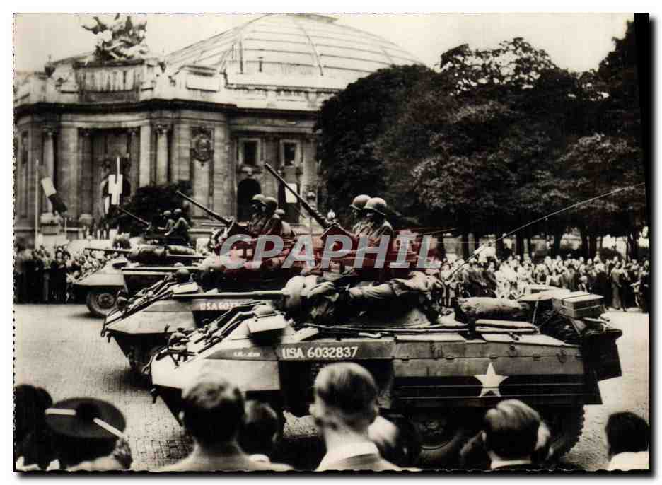 CPM Militaria Paris Passage des blindes americains devant le Grand Palis