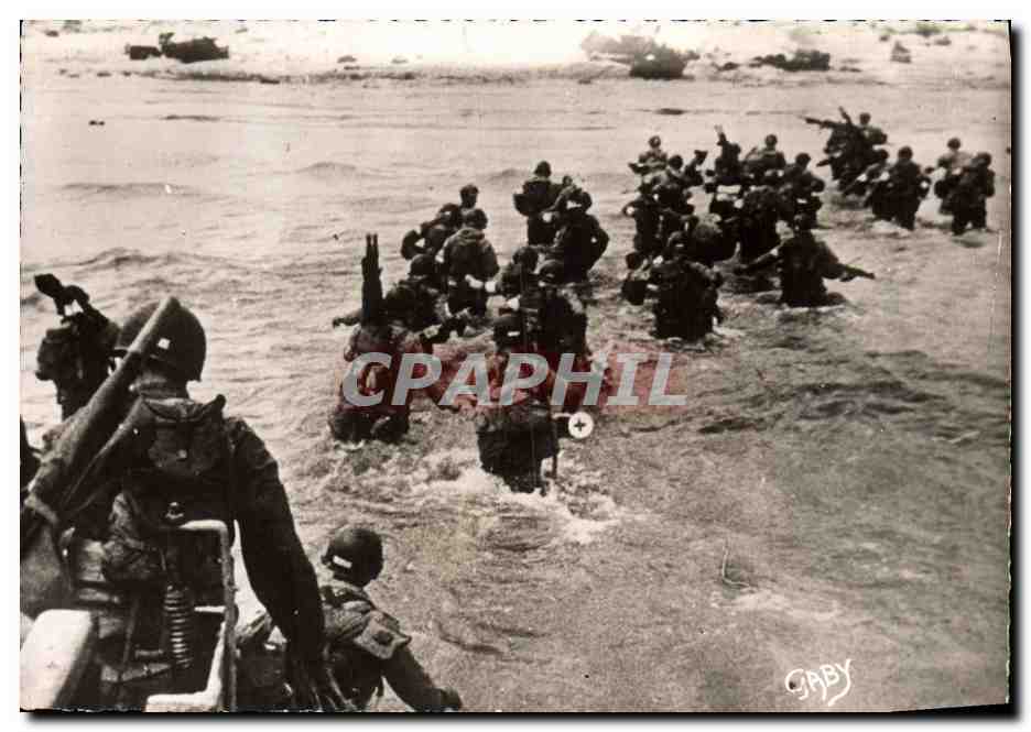 CPM Militaria Debarquement en Normandie Des troupes debarquent sur la cote normande