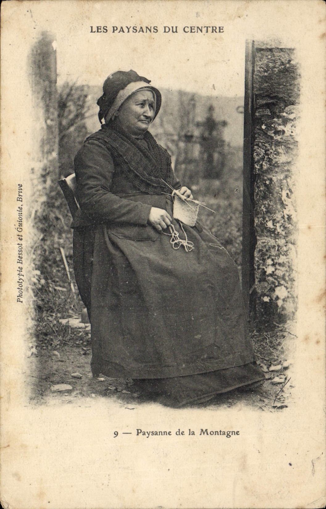 CPA Folklore Paysans du Centre Paysanne de la montagne