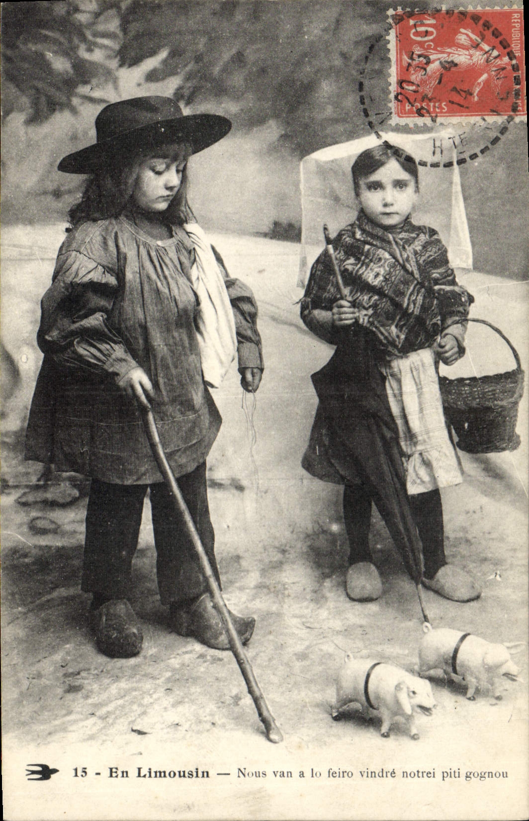 CPA Folklore Enfants En Limousin Cochon porc