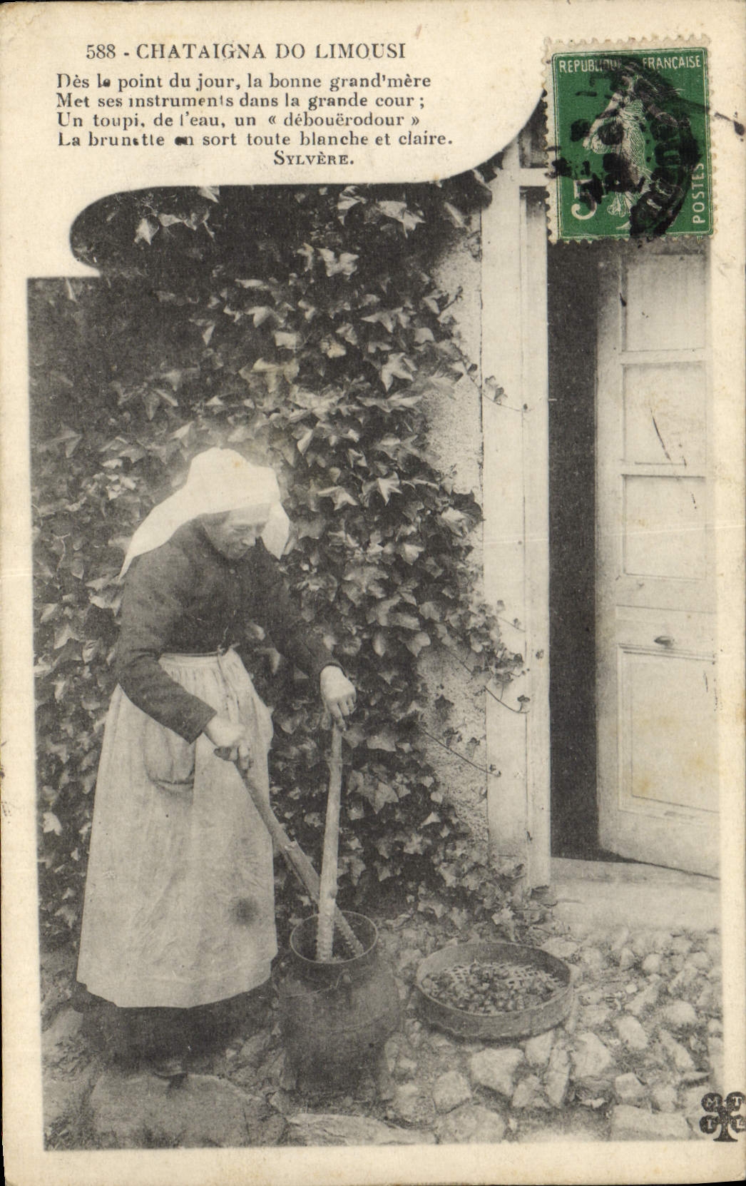 CPA Folklore Femme Cahtaigna do Limousin