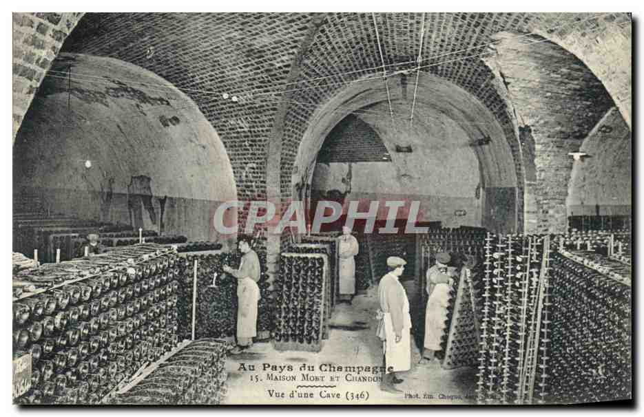 CPA Champagne Maison Moet et Chandon Vue d'une cave