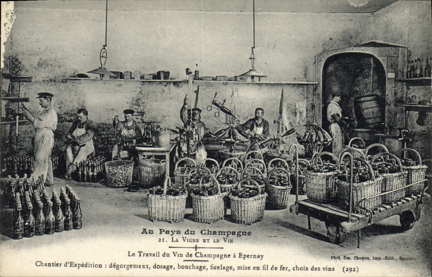 CPA Champagne La vigne et le vin Chantier d'expedition degorgement dosage Bouchage Ficelage