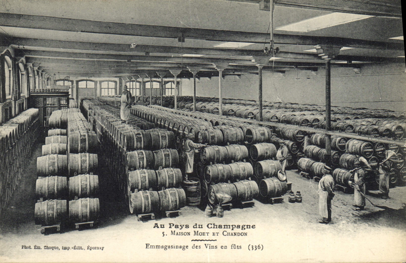 CPA Moet et Chandon Champagne Emmagasinage des vins en futs