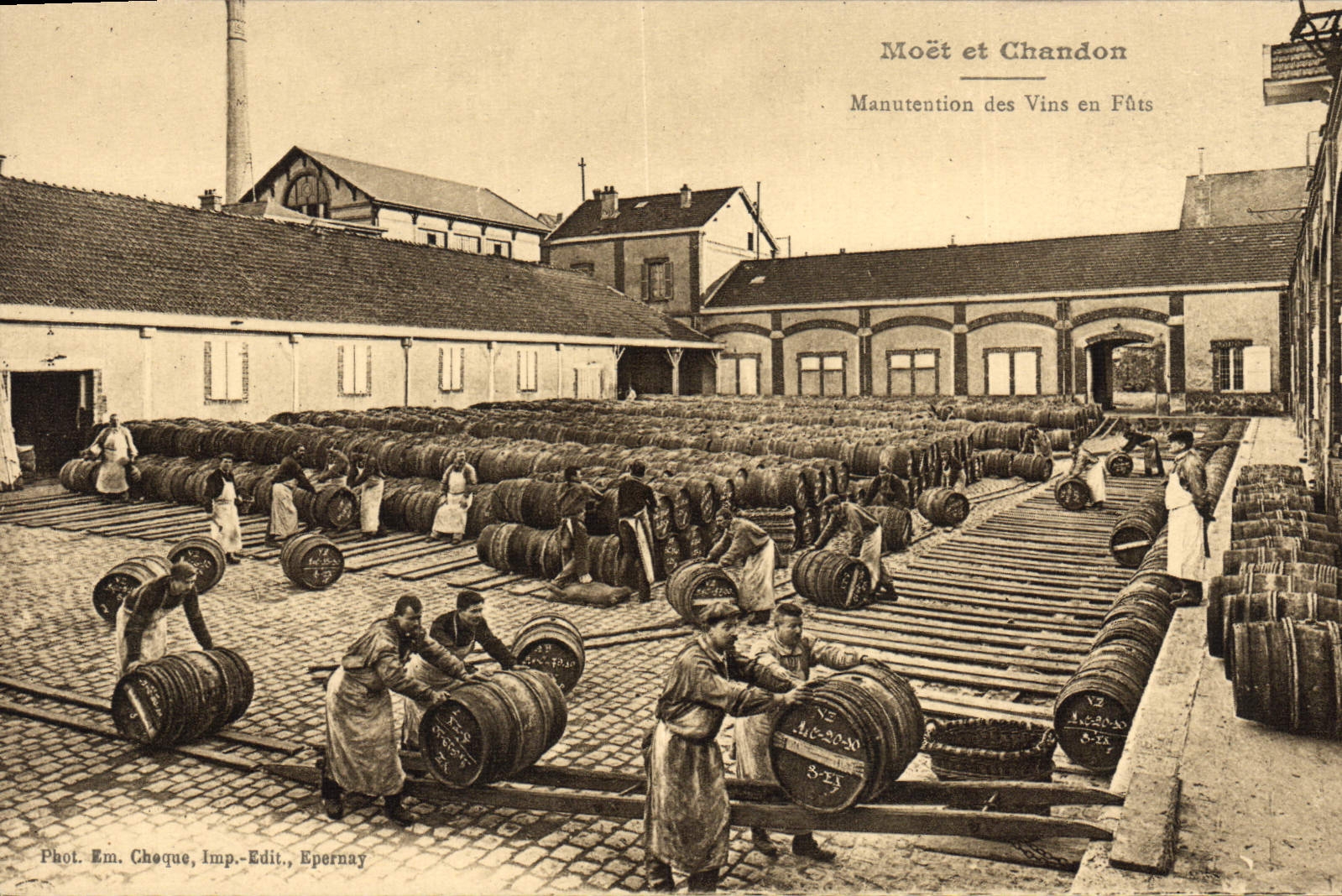 Moët et Chandon — Manutention des Vins en Fûts — Phot. Em. Cheque, Imp.-Edit., Epernay