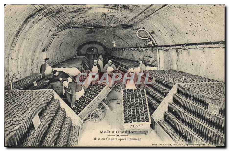 CPA Champagne Moet & Chandon Mise en casiers apres remuage