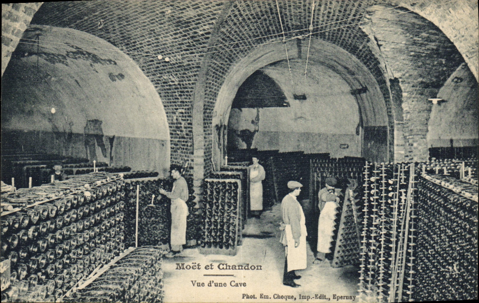 CPA Champagne Moet & Chandon Vue d'une cave