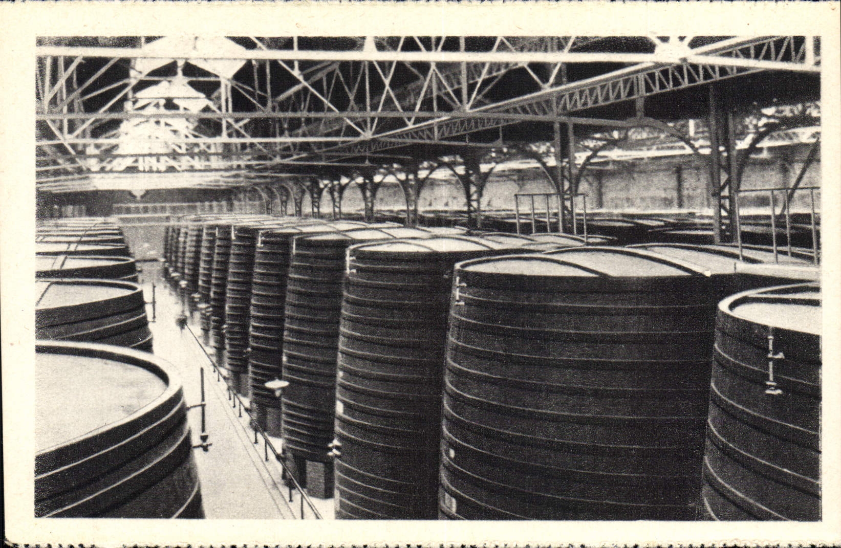 CPA Chais Byrrh Thuir Futailles en bois