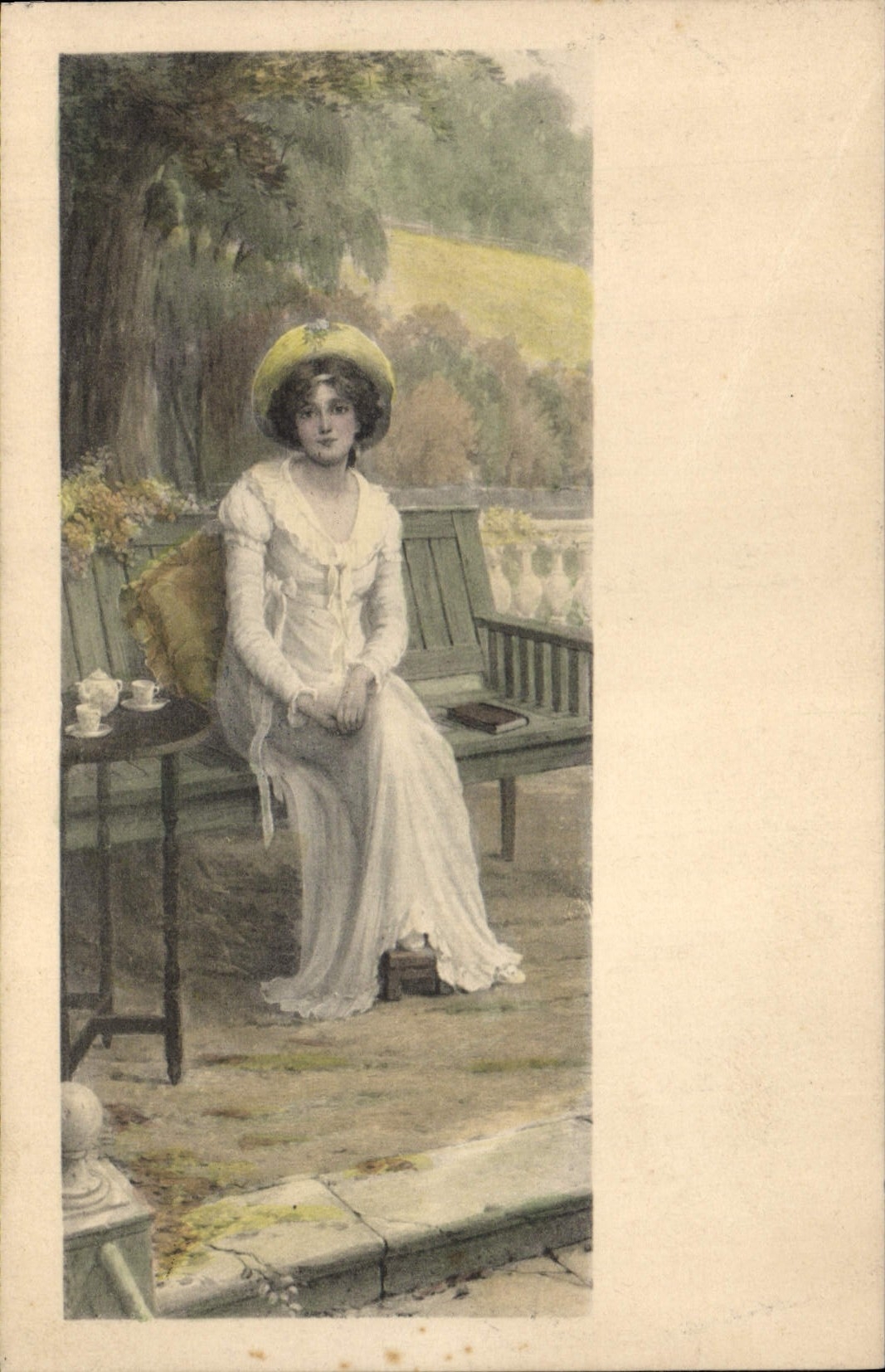 Jeune femme en robe blanche et chapeau jaune — jardin — éditeur M.M. Vienne, n° 154
