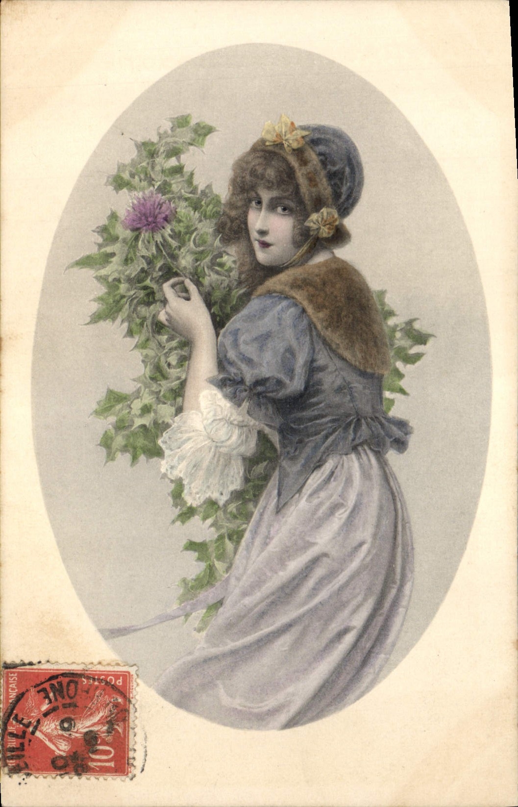 Jeune femme en robe bleue tenant un bouquet d'ivraie — éditeur M. M. MUNK, n° 530