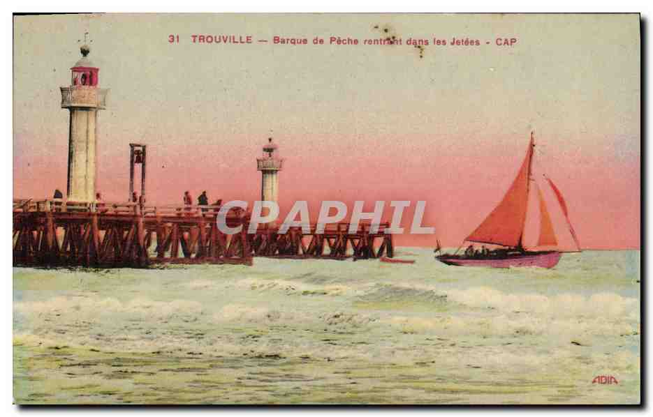 CPA Phare Trouville Barque de peche rentrant dans les jetees Bateau de peche