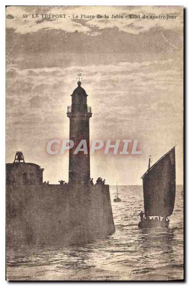 CPA Phare Le Treport Le phare de la jetee Effet de contre jour Bateau
