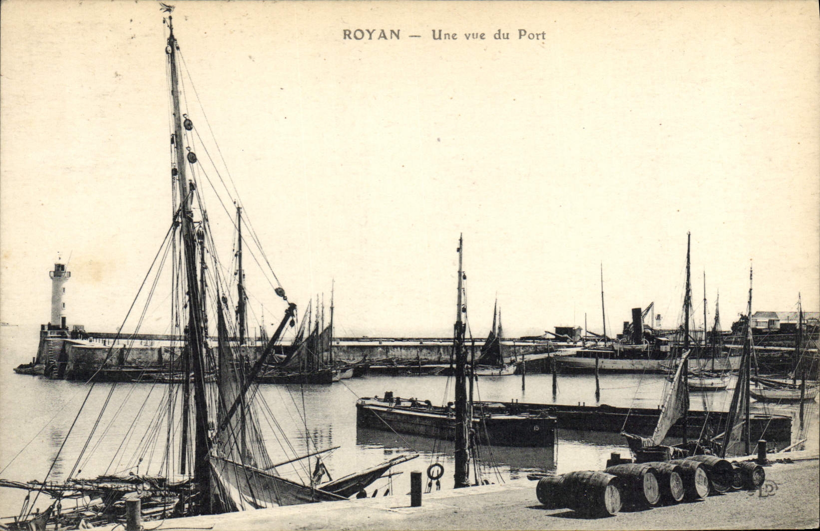 CPA Phare Royan Une vue du port Bateaux