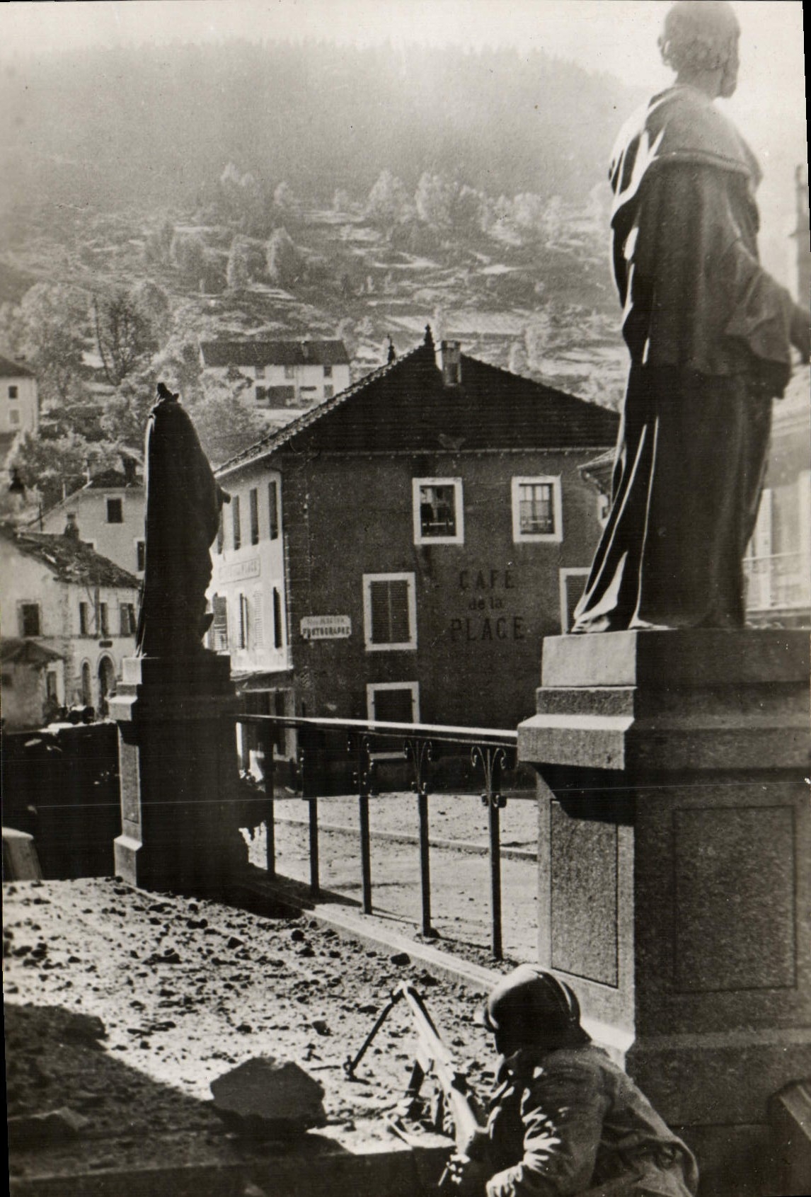 Sienne à Belfort — Village des Vosges libéré — Tirailleur veille