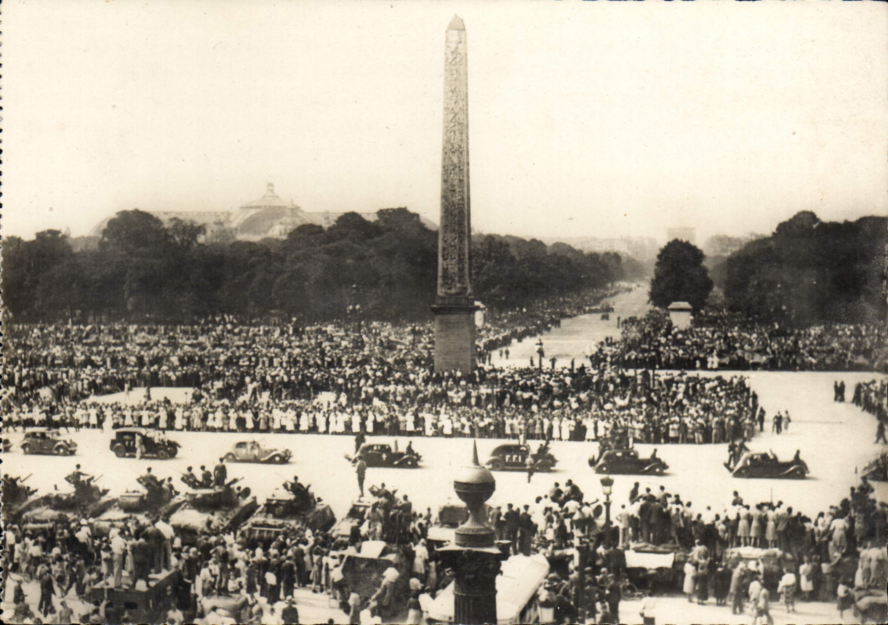 Défilé des F.F.I. — Place de la Concorde — éditions O.P. Photo-Fresse-Libération