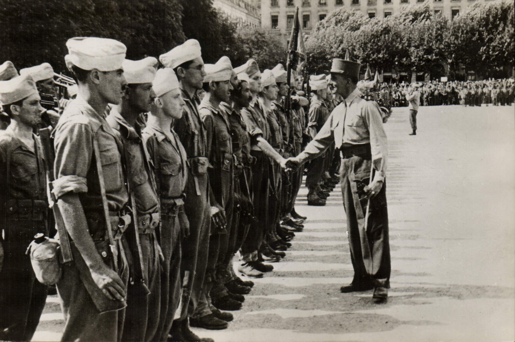Cérémonie militaire à Lyon — Général de Lattre de Tassigny félicitant des officiers — éditeur CPAPHIL