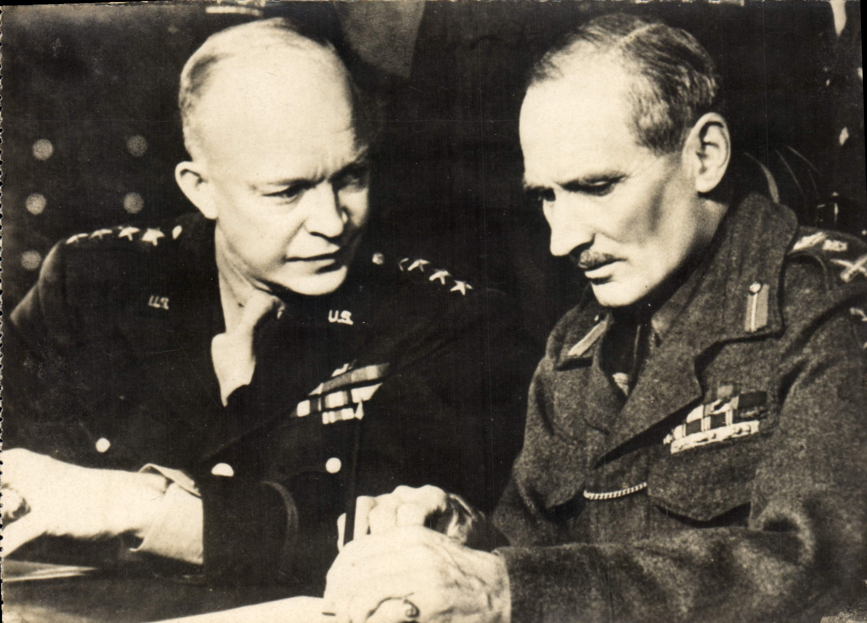 CPA Militaria Le Marechal Montgomery et le General Eisenhower 