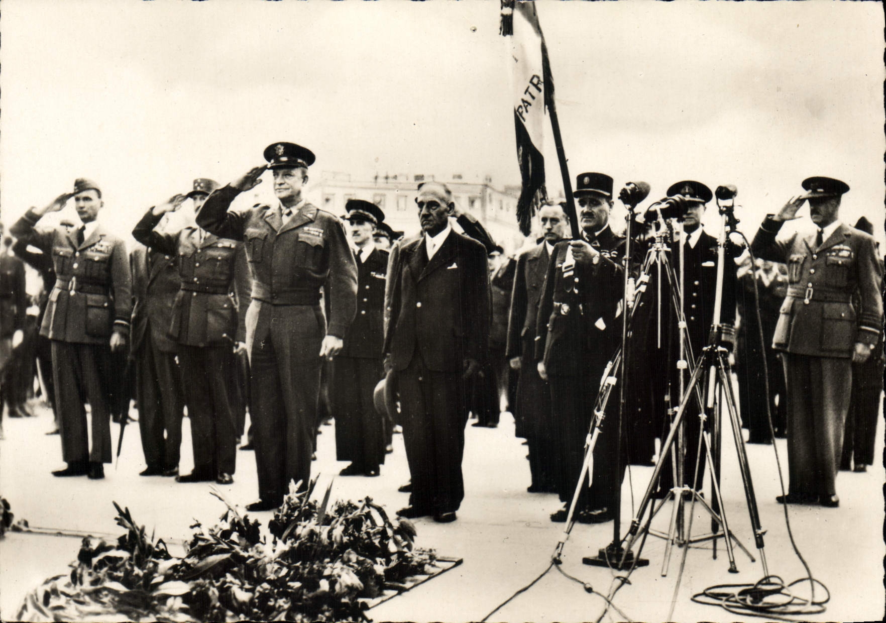 Général Eisenhower à la tombe du Soldat Inconnu — Paris — C.A.P. Paris n°49