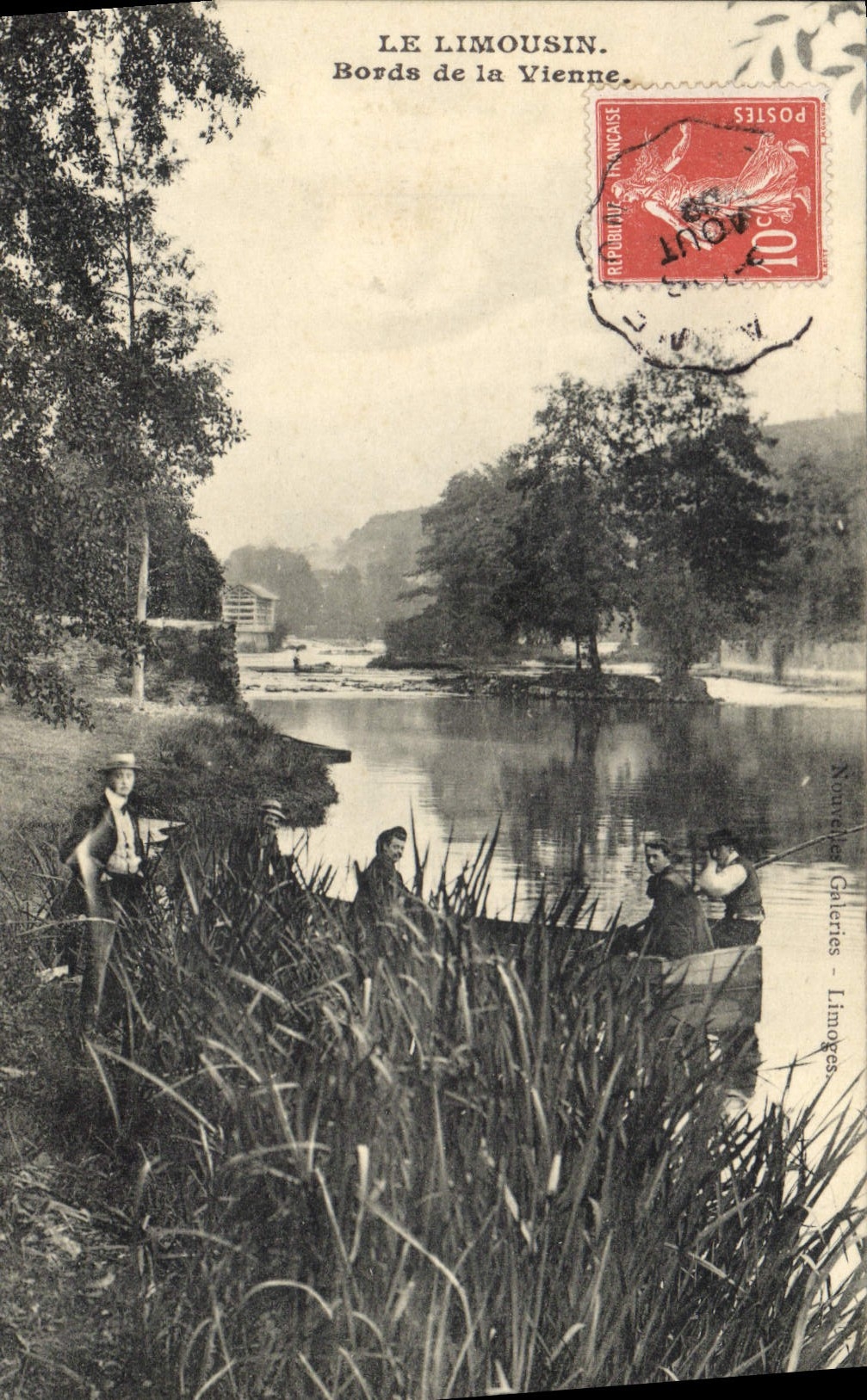 CPA Folklore Limousin Les bords de la Vienne Barque