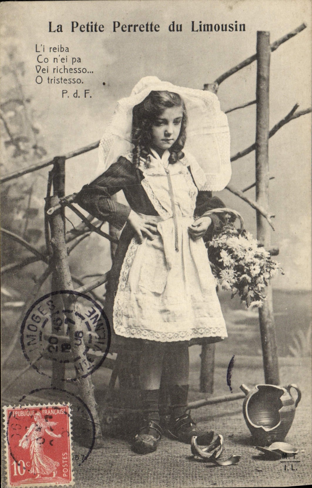 CPA Folklore La petite Perrette de Limousin Enfant 