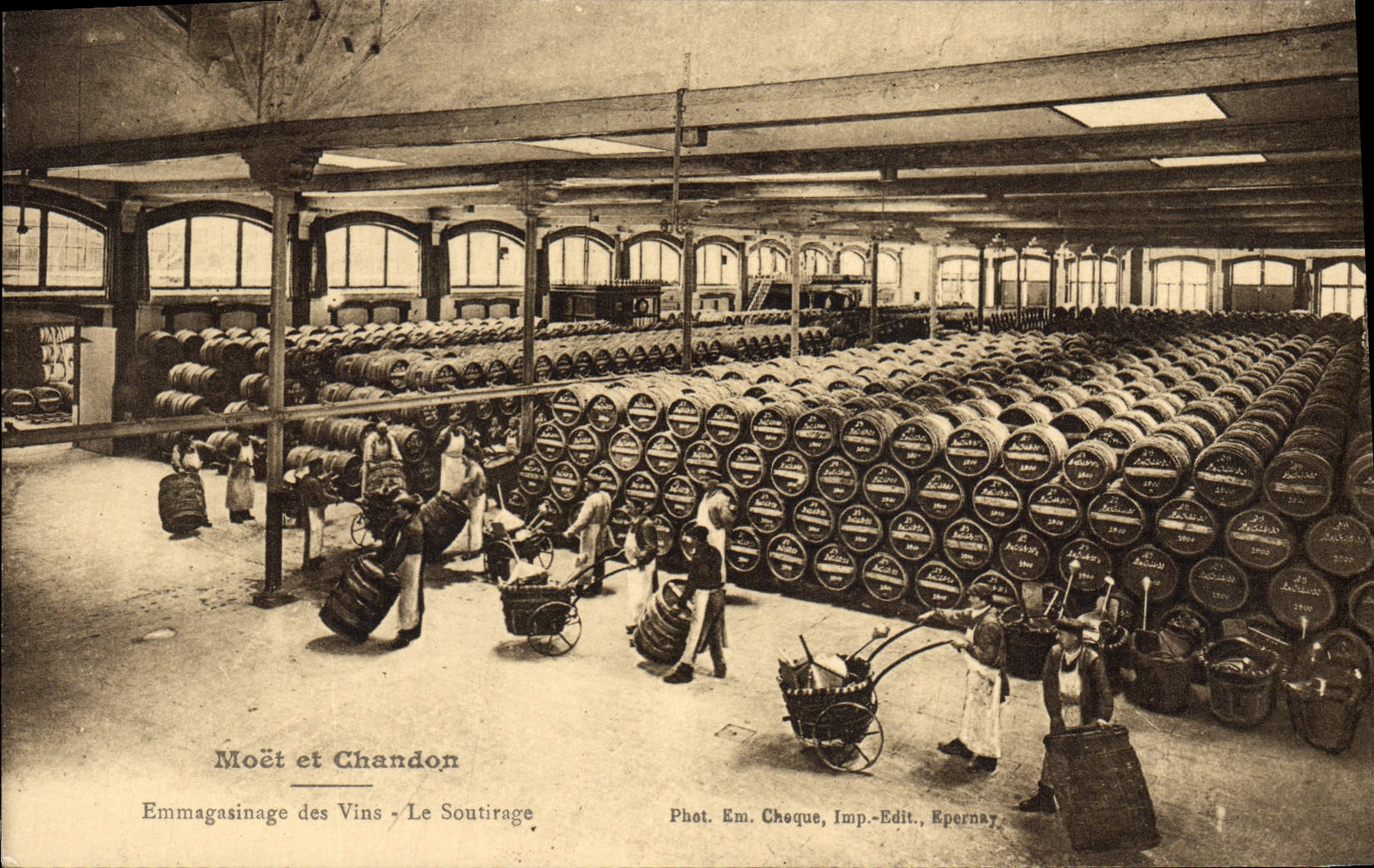 CPA Folklore Vin Vendange Champagne Moet & Chandon Emmagasinage des vins Le soutirage