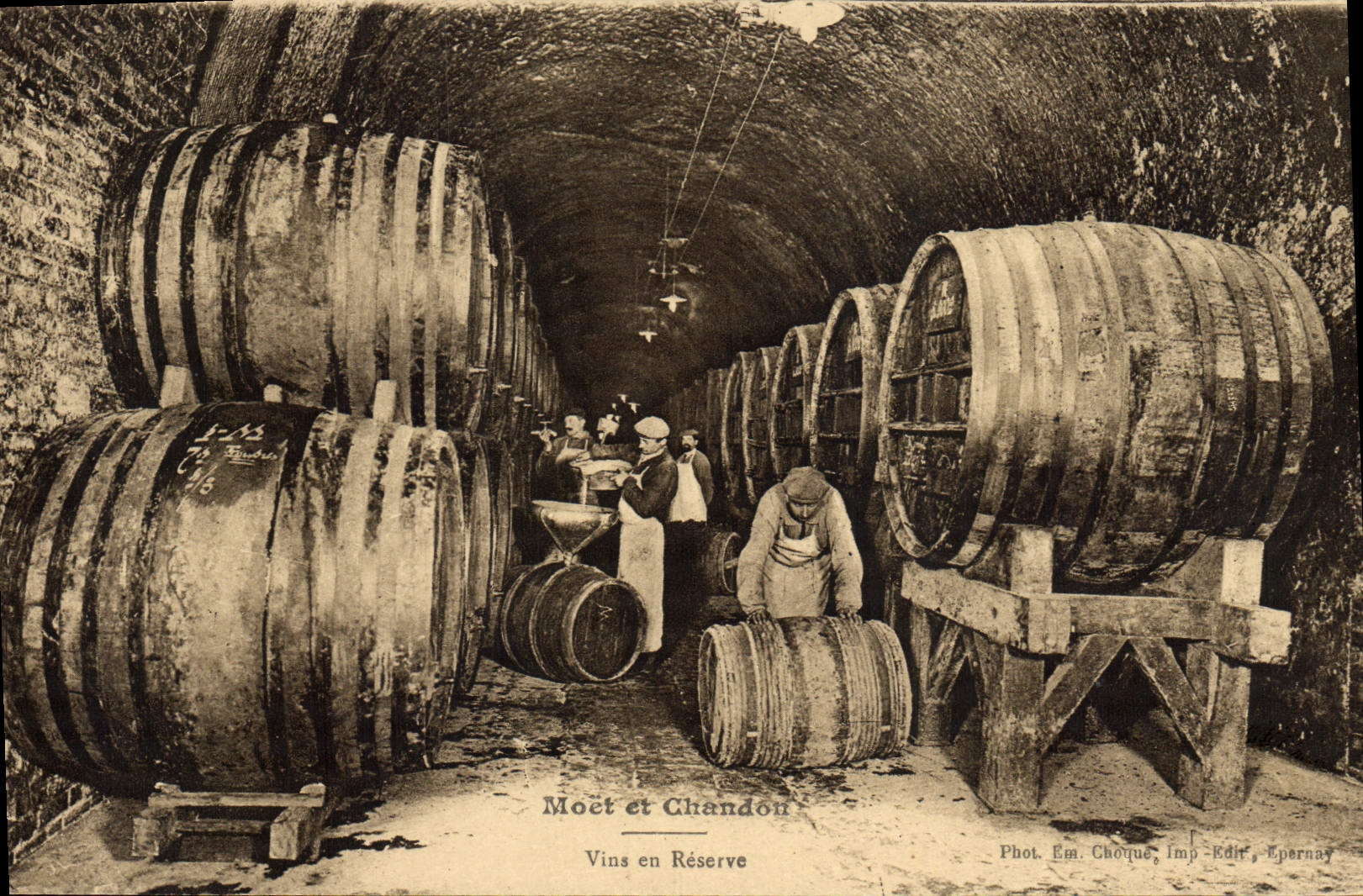CPA Folklore Vin Vendange Champagne Moet & Chandon Vins en reserve