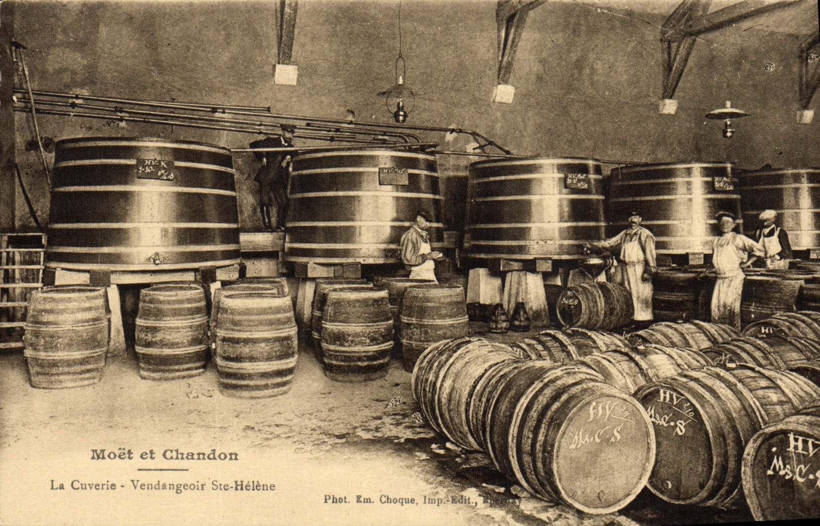 CPA Folklore Vin Vendange Champagne Moet & Chandon La cuverie Vendangeoir Ste Helene