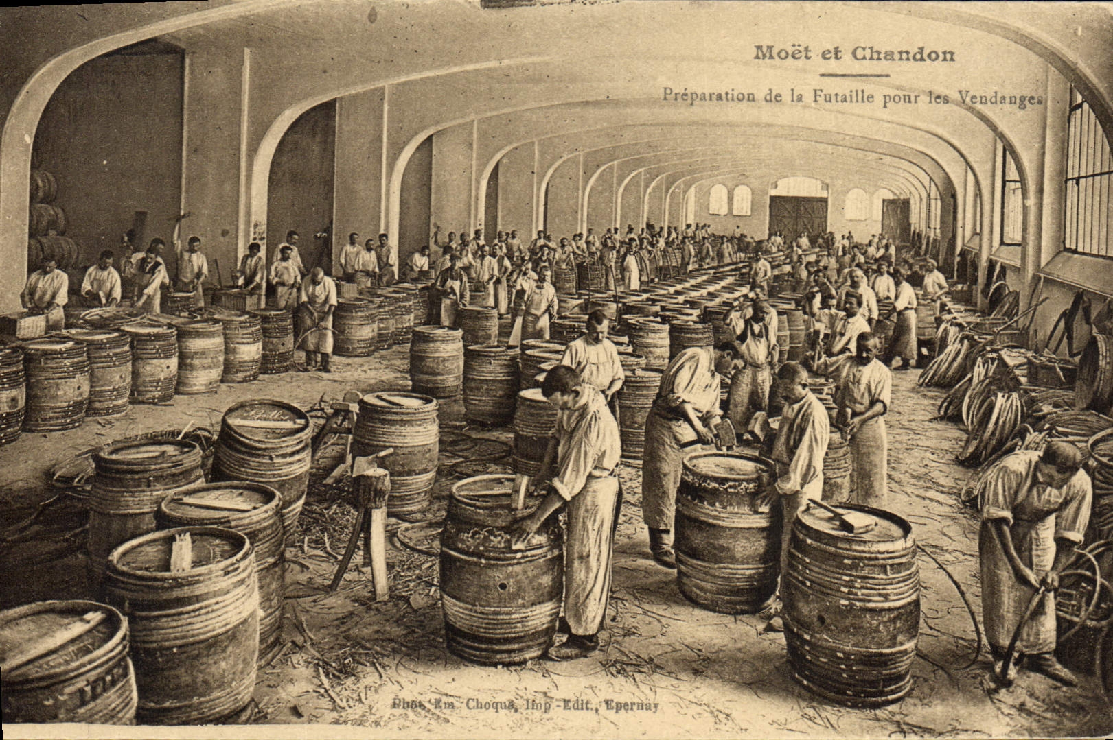 CPA Folklore Vin Vendange Champagne Moet & Chandon Preparation de la Futaille pour les vendanges