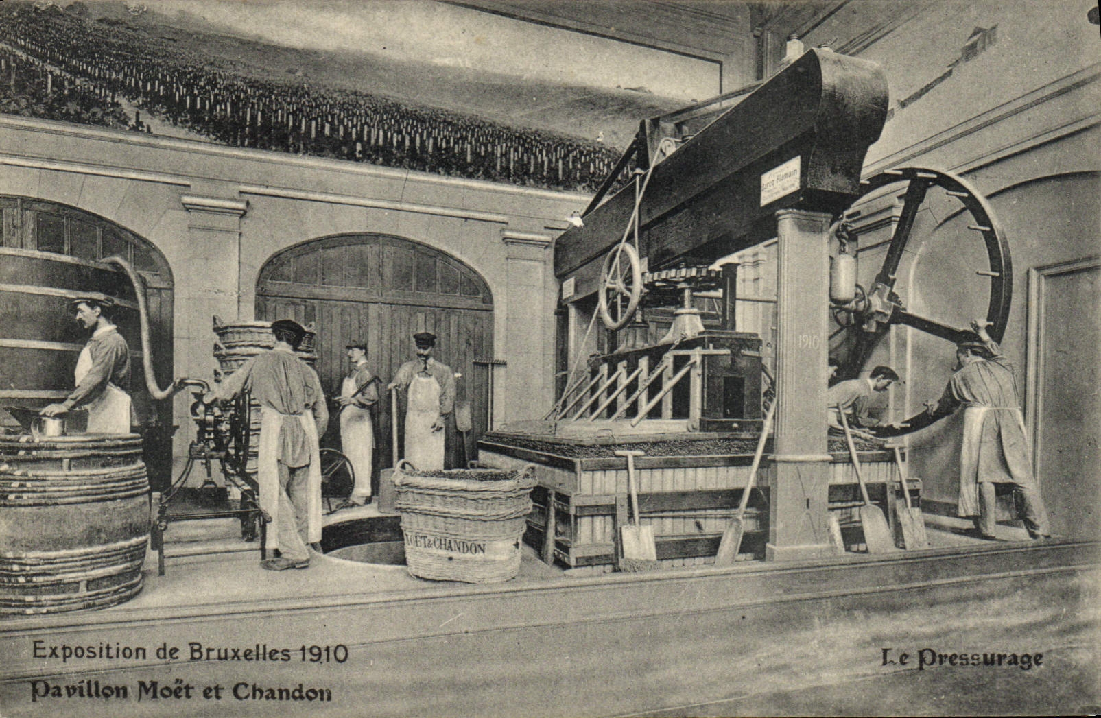 CPA Folklore Vin Vendange Champagne Pavillon de Bruxelles 1910 Pavllon Moet & Chandon Le pressurage