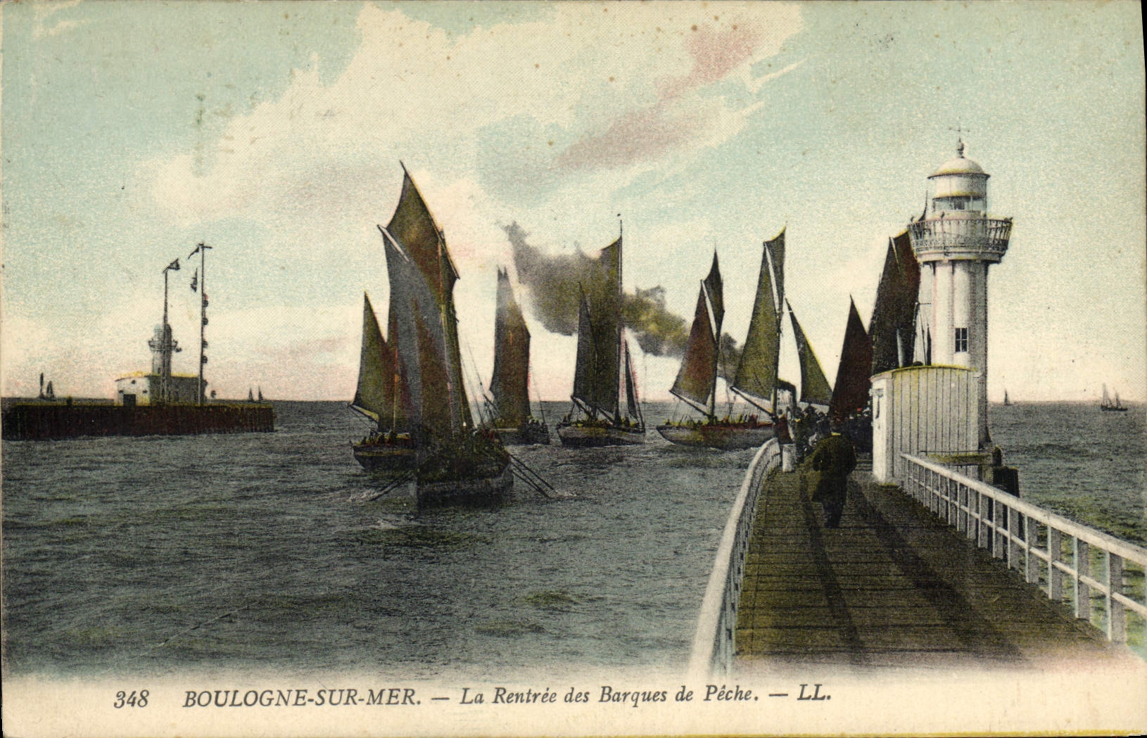 CPA Phare Boulogne sur Mer La rentree des barques de peche Bateaux
