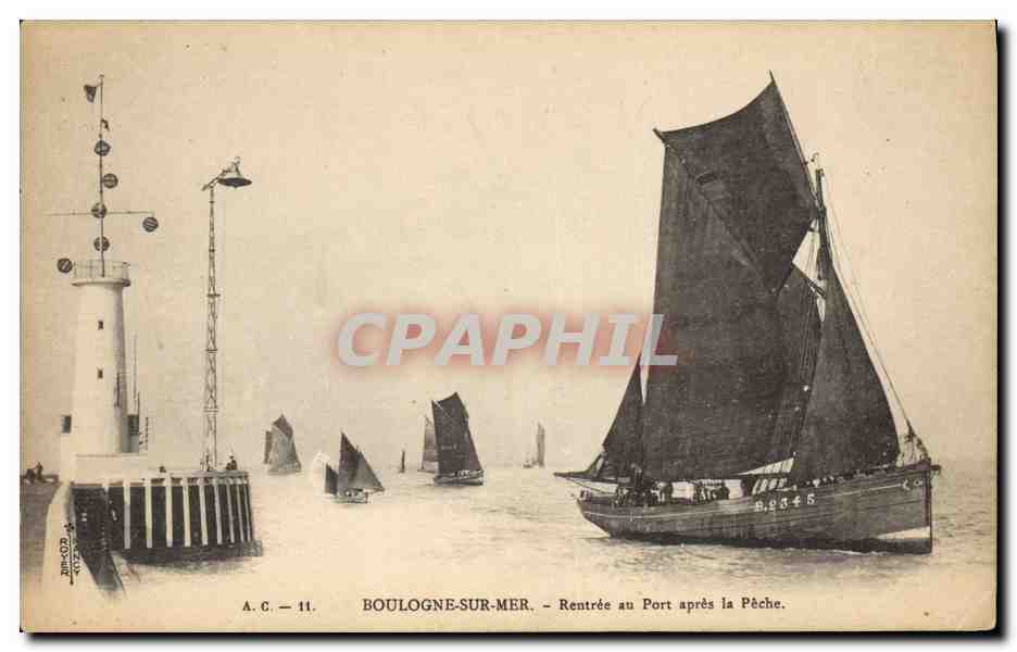 CPA Phare Boulogne sur Mer Rentree au port apres la peche Bateau