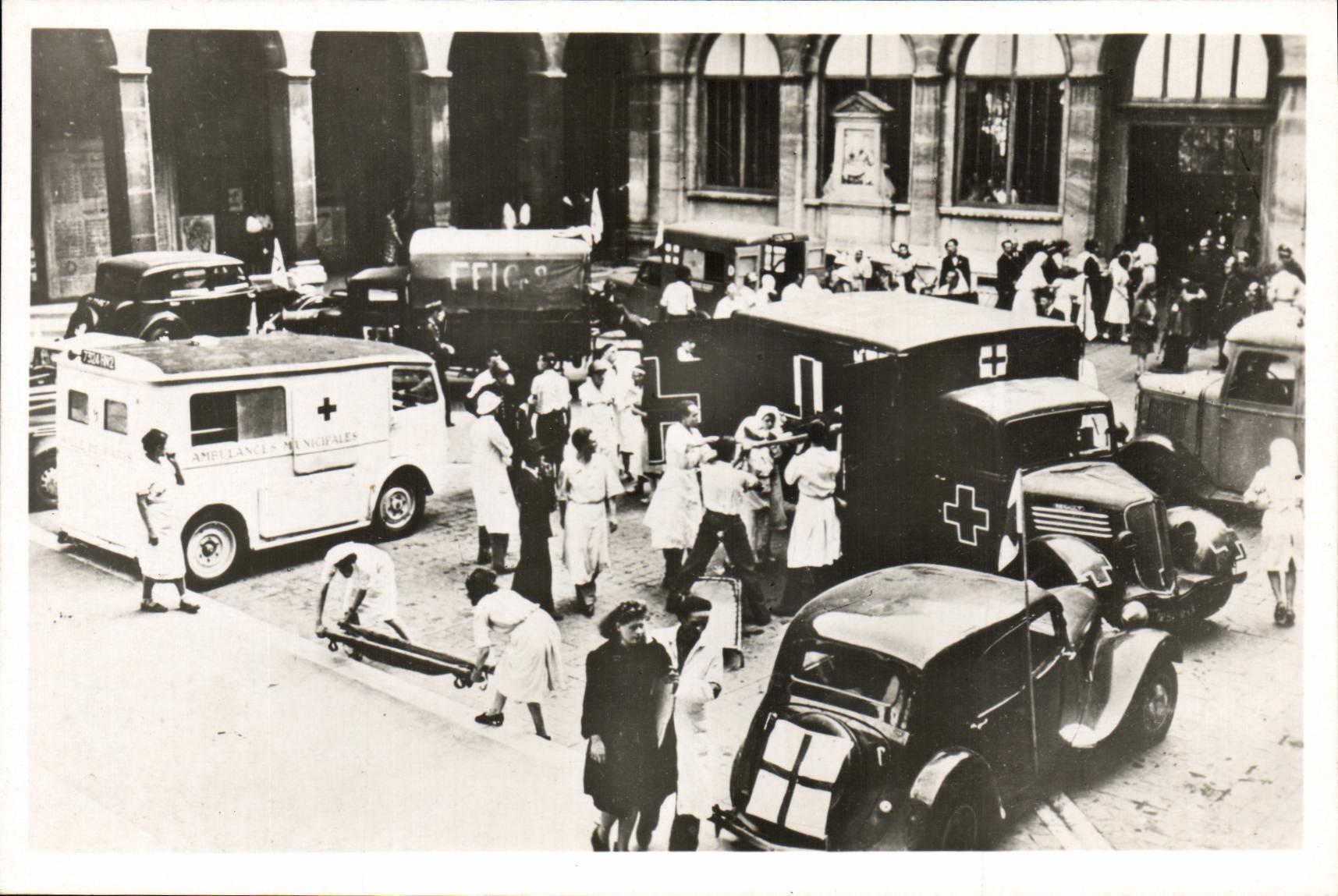 Arrivée des blessés à l'Hôtel-Dieu — Libération de Paris — Éditions S.T.L, Issy-Paris