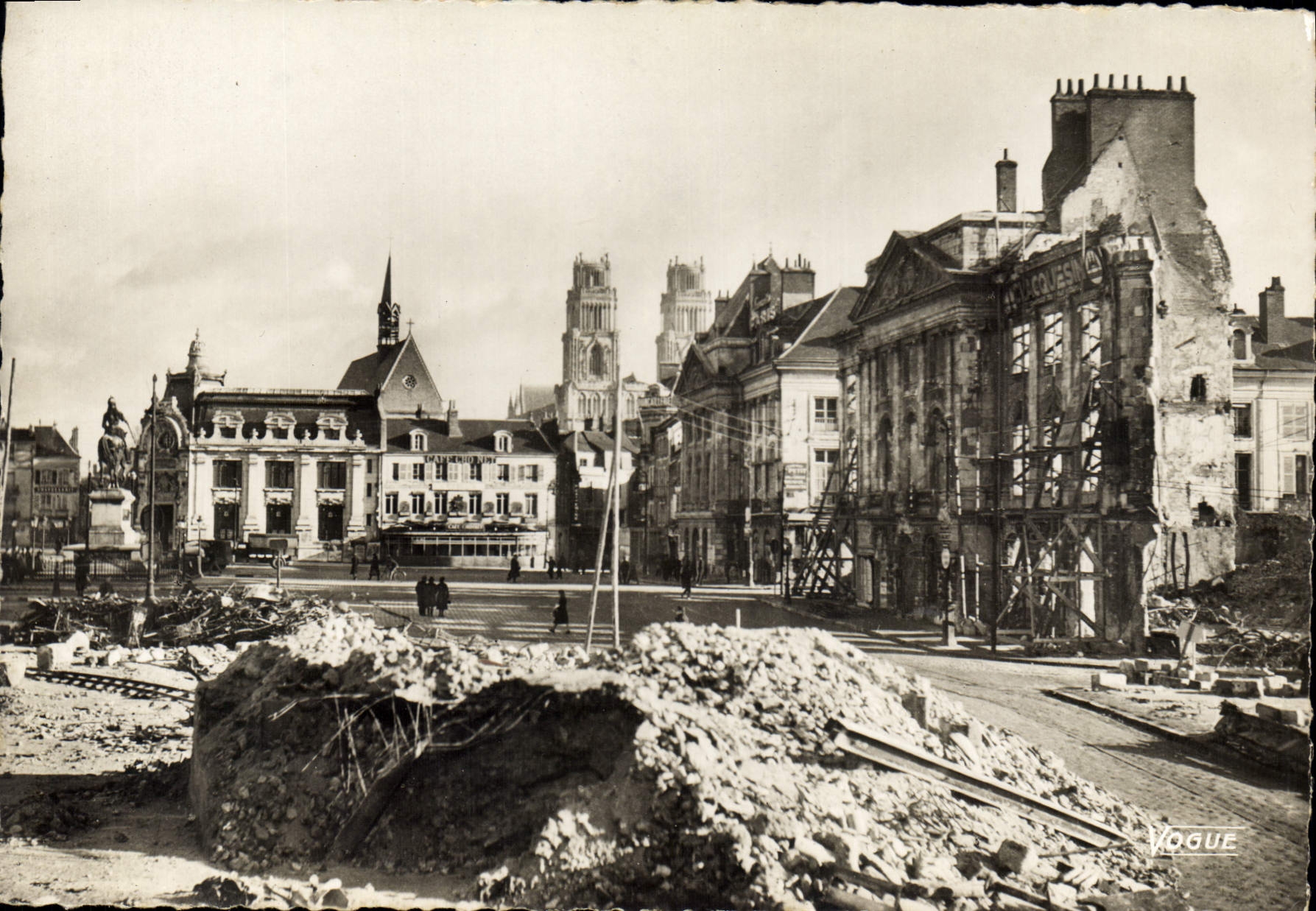 Orléans — Place du Martroi — Éditions VOGUE